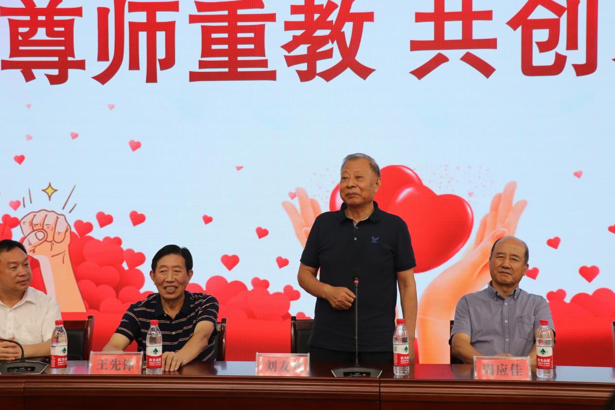 湖北廣建董事長(zhǎng)李厚榮一行參加市一中愛(ài)心圖書館揭牌活動(dòng)