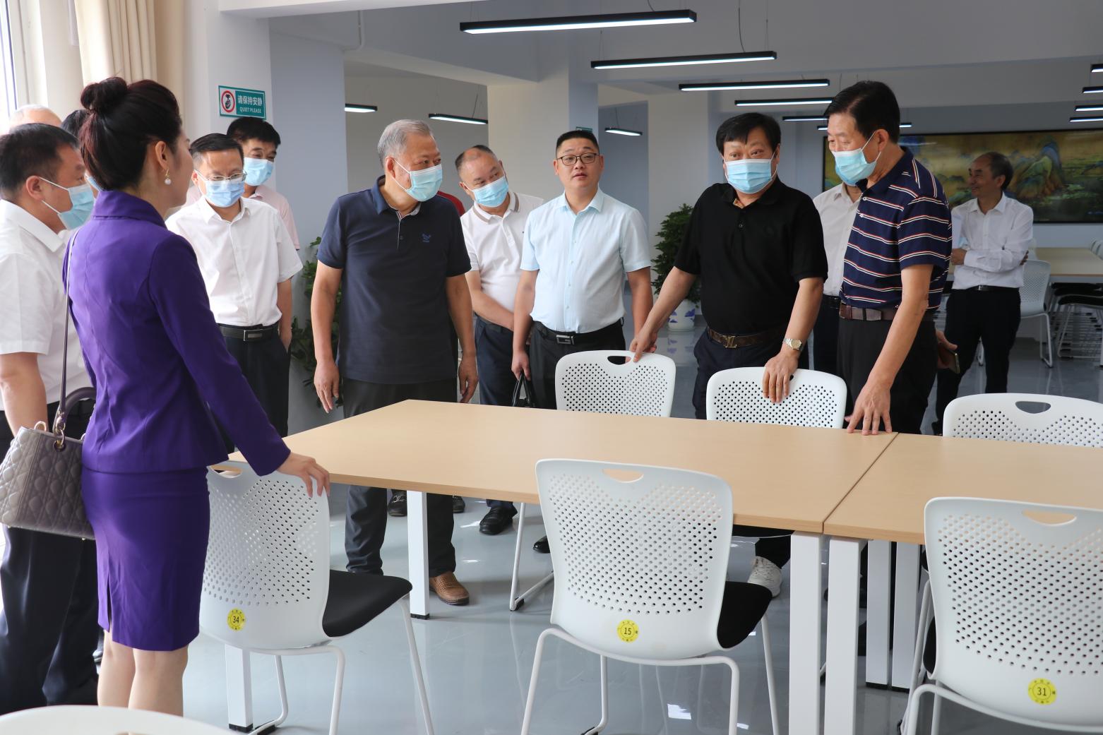 湖北廣建董事長(zhǎng)李厚榮一行參加市一中愛(ài)心圖書館揭牌活動(dòng)