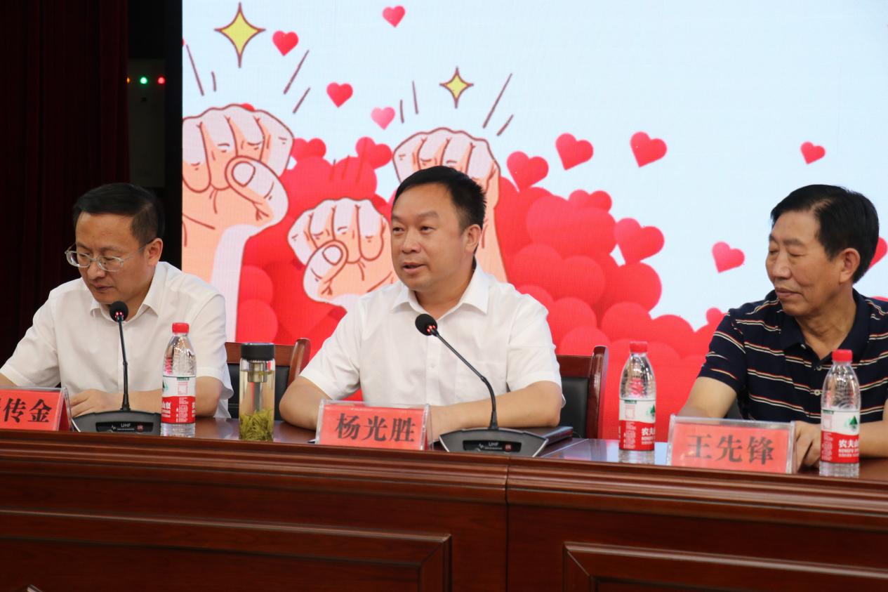 湖北廣建董事長(zhǎng)李厚榮一行參加市一中愛(ài)心圖書館揭牌活動(dòng)