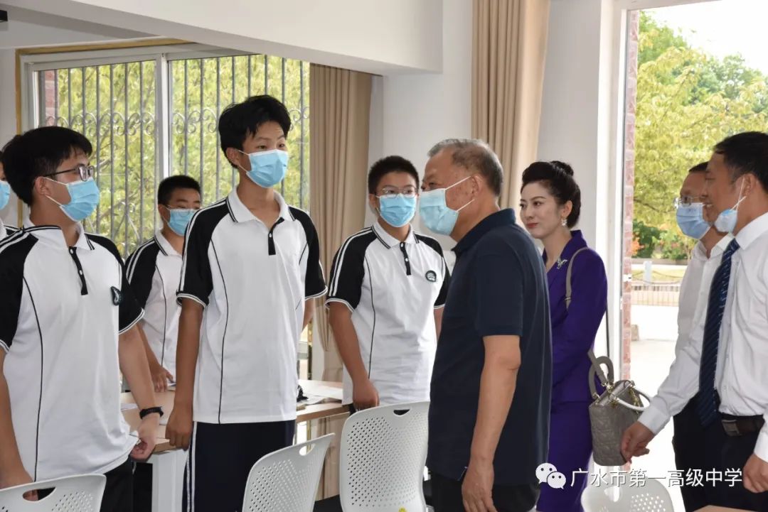 湖北廣建董事長(zhǎng)李厚榮一行參加市一中愛(ài)心圖書館揭牌活動(dòng)